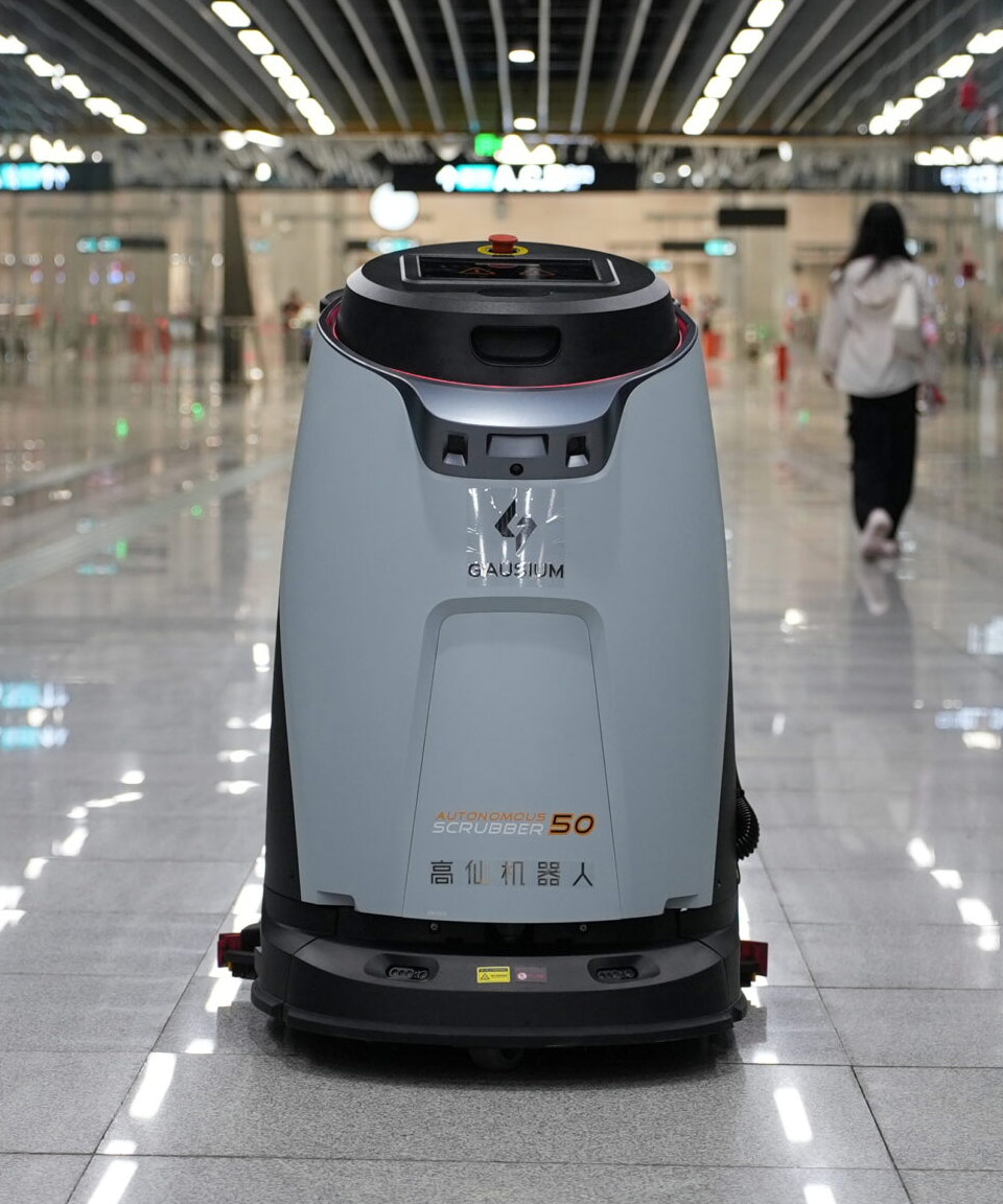 Robotski čistilni stroj Gausium Scrubber 50 na železniški postaji