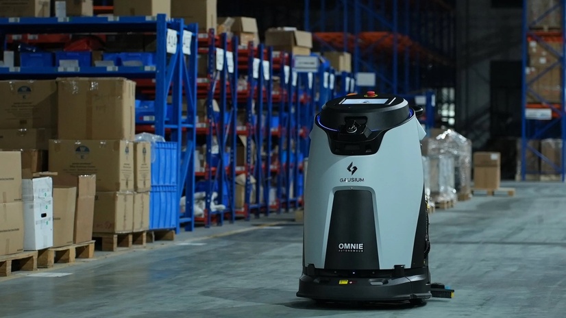 čistilni robot Gausium Omnie v skladišču
