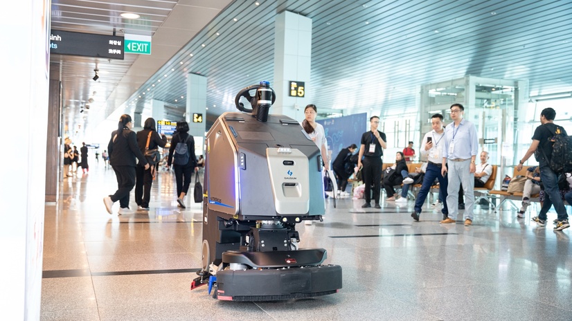 Avtonomni robot za čiščenje Gausium Scrubber 75 na letališču