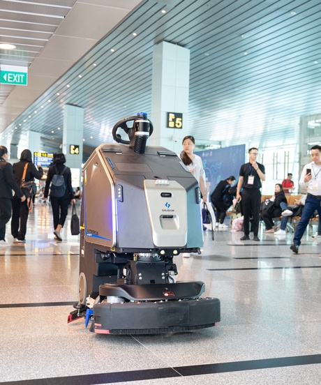 Čistilni robot Gausium Scrubber 75 v letališču