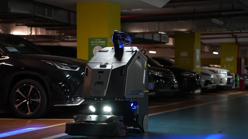 Avtonomni robot za čiščenje Gausium Scrubber 75 v garažni hiši