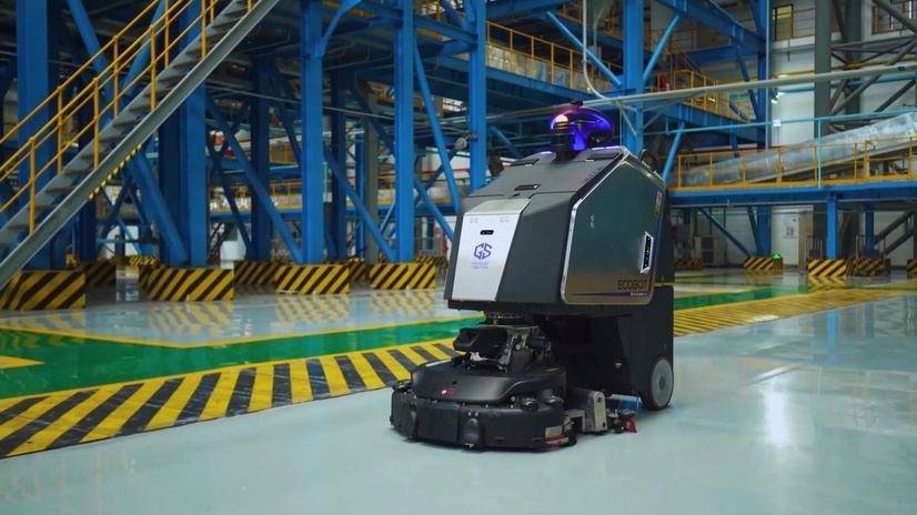 Avtonomni robot za čiščenje Gausium Scrubber 75 v proizvodnji