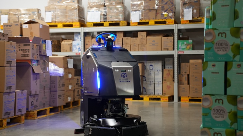 Avtonomni robot za čiščenje Gausium Scrubber 75 v skladišču