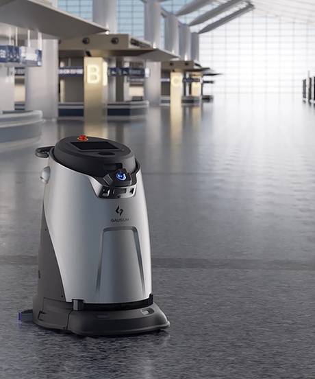 čistilni robot Gausium Omnie letališče