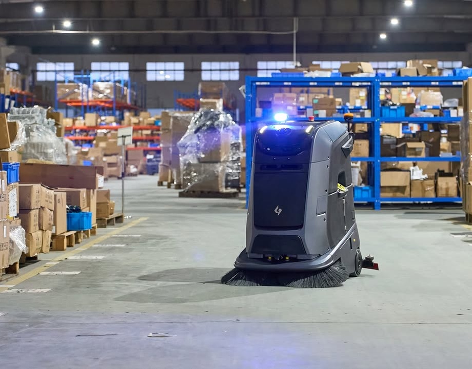 Avtonomni robot za čiščenje Gausium Marvel v skladišču